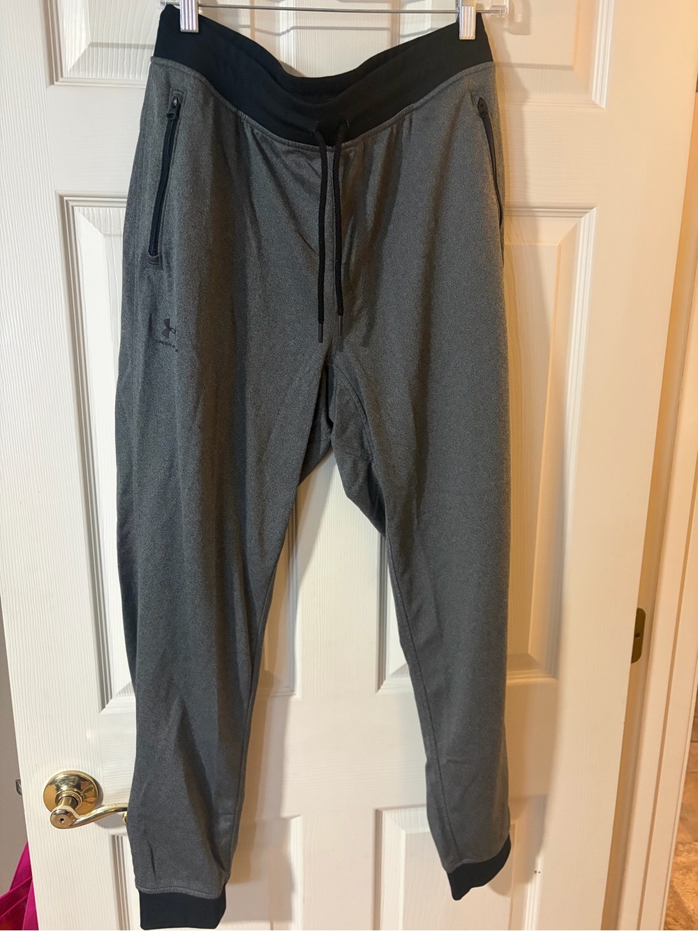 Under Armour Gray and Black Men’s Performance Drawstring Joggers, size Large